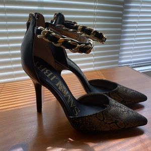 NWOT Sam and Libby black and gold ankle pumps